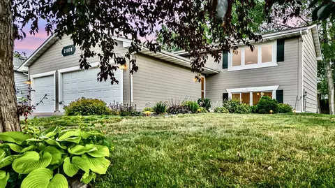 7101 Upper 17th St N, Oakdale, MN 55128