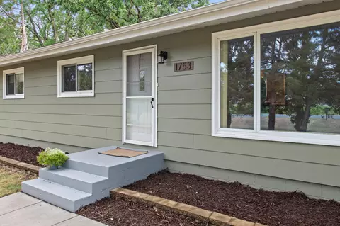 1753 Stagecoach Rd, Shakopee, MN 55379