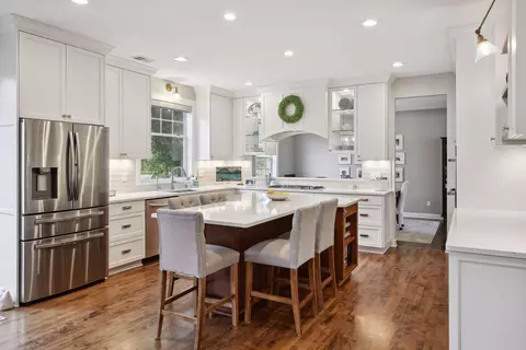 9162 Sunnyvale Dr, Chanhassen, MN 55317