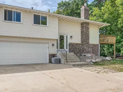 12202 Oak Leaf Cir, Burnsville, MN 55337