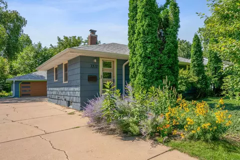 1312 Shryer Ave W, Roseville, MN 55113