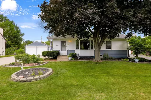2012 Zircon Ln, Eagan, MN 55122