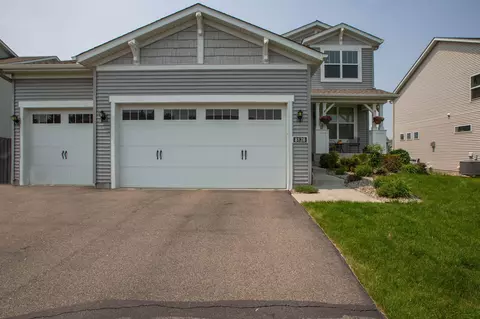 8128 Spring Lake Dr, Shakopee, MN 55379
