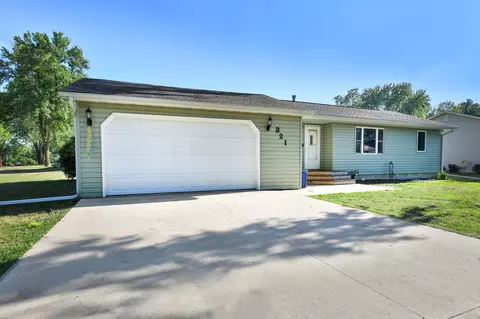 321 Woodland Dr, Owatonna, MN 55060