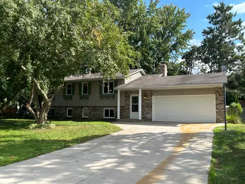 896 Sunrise Ct, Stillwater, MN 55082