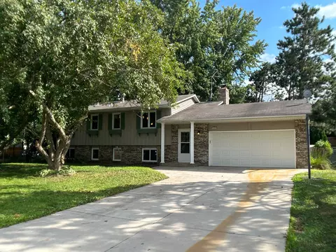 896 Sunrise Ct, Stillwater, MN 55082