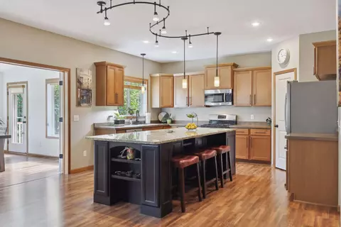 11270 Traverse Rd, Woodbury, MN 55129
