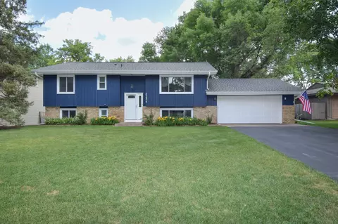 5236 Red Oak Dr, Mounds View, MN 55112