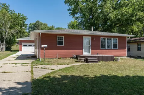 225 3rd St SE, Madelia, MN 56062