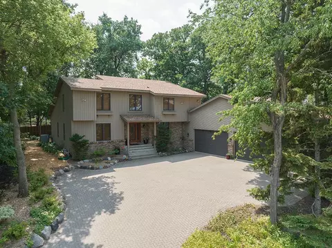 9548 Oxborough Curv, Bloomington, MN 55437