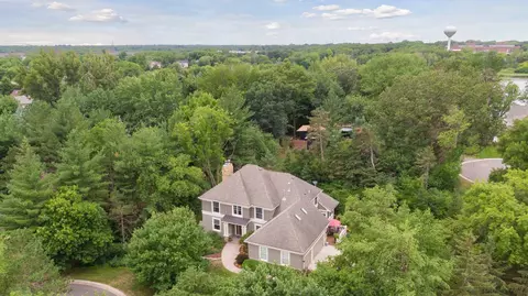 933 Cedarleaf Ct, Mahtomedi, MN 55115