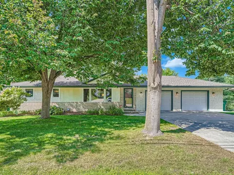 905 Transit Ave, Roseville, MN 55113