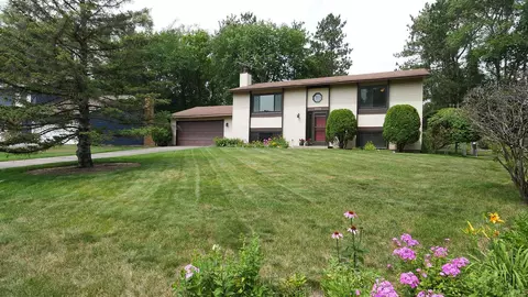 10440 Buckingham Dr, Eden Prairie, MN 55347
