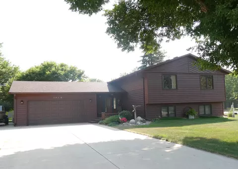 1695 17th St, Windom, MN 56101