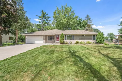 425 Laurie Rd E, Maplewood, MN 55117