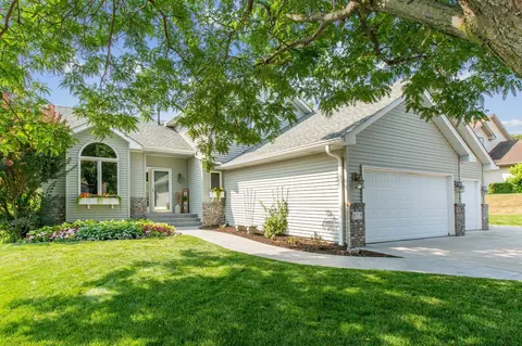 8719 Hillview Dr E, Saint Bonifacius, MN 55375