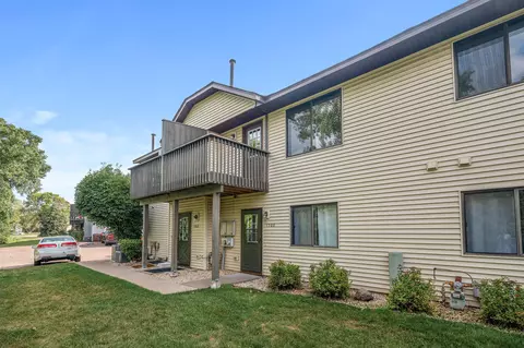 1560 Helmo Ave N, Oakdale, MN 55128