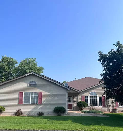 8 Carriage Ln, Owatonna, MN 55060
