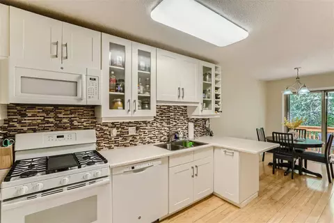 1661 Hickory Ln, Eagan, MN 55122 photo 4