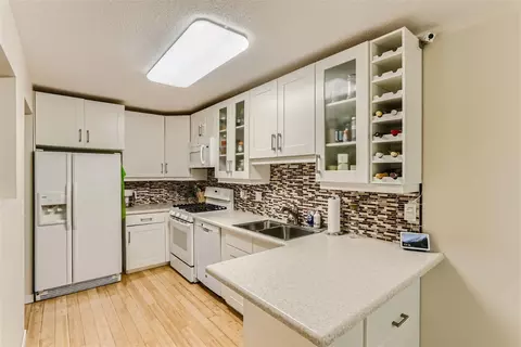 1661 Hickory Ln, Eagan, MN 55122 photo 3