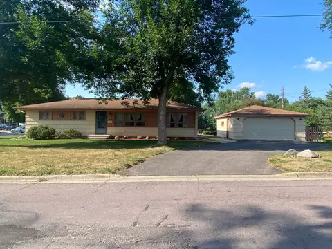 872 8th St SW, Faribault, MN 55021