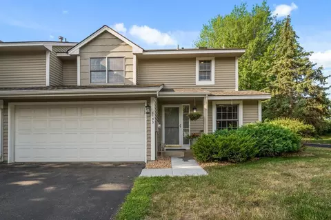 8153 Curtis Ln, Eden Prairie, MN 55347