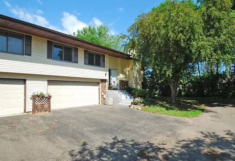911 Heritage Ct W, Vadnais Heights, MN 55127