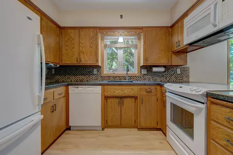 307 Carrow St, Marshall, MN 56258 photo 7