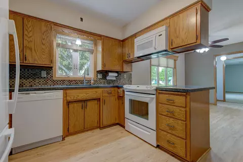 307 Carrow St, Marshall, MN 56258 photo 5