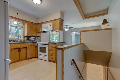 307 Carrow St, Marshall, MN 56258 photo 4