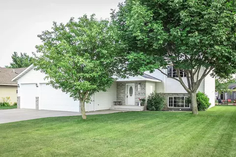 717 Ochotto Lake Dr, Avon, MN 56310