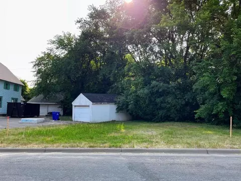 1072 Mackubin St, Saint Paul, MN 55117
