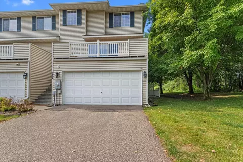 352 Gironde Ct, Woodbury, MN 55125