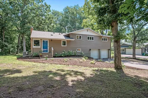 1332 Hallam Ave N, Mahtomedi, MN 55115