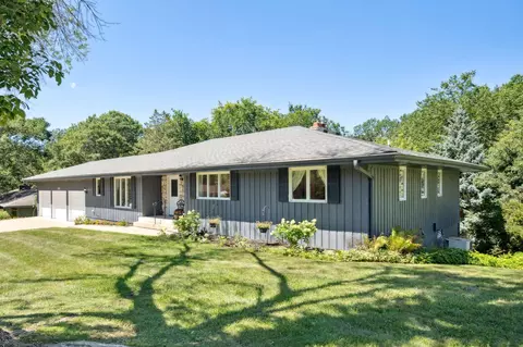 105 Pony Ln E, Apple Valley, MN 55124