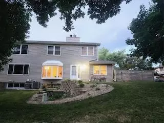 6734 Gretchen Pl N, Oakdale, MN 55128