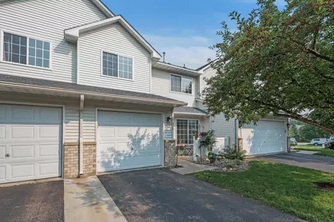 8582 Quarry Ridge Ln #B, Woodbury, MN 55125
