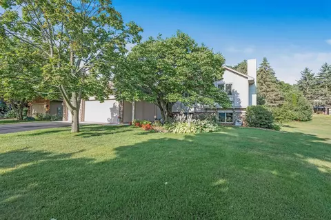 8853 Pinehurst Cir, Woodbury, MN 55125
