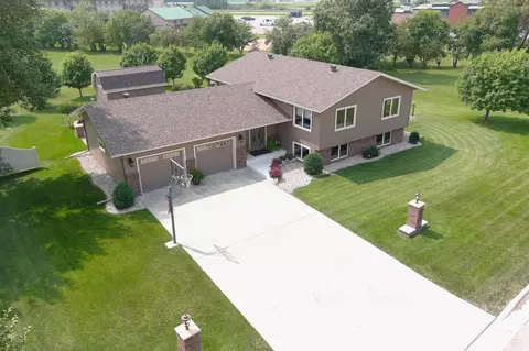 1007 Somerset Dr, Thief River Falls, MN 56701