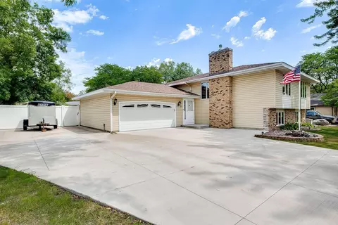 2217 Kings Dr, Woodbury, MN 55125