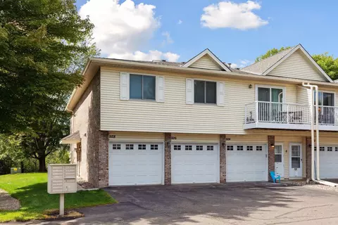 928 Pond View Ct, Vadnais Heights, MN 55127