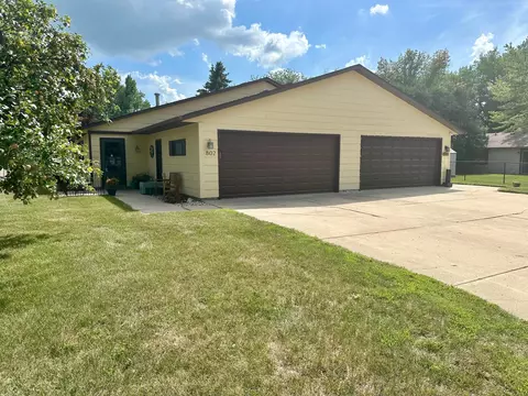 802 Lindy Ln NE, Hutchinson, MN 55350