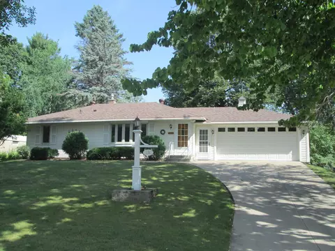 131 Downs Ave, Maplewood, MN 55117