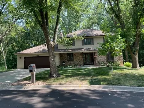 2805 Crater Ct, Burnsville, MN 55337