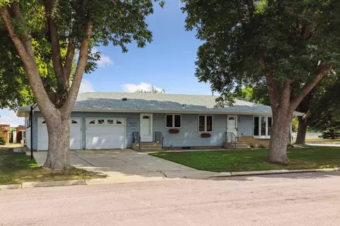 602 W 5th St, Winthrop, MN 55396