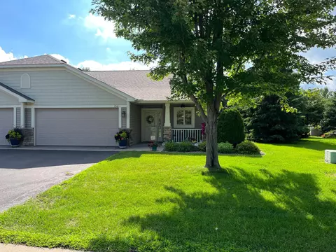 1541 Crestmoor Dr #16, New Richmond, WI 54017