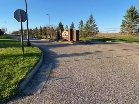 1660 Squirrel Way, New Richmond, WI 54017