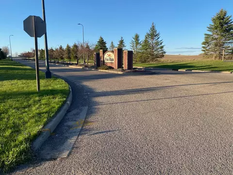 1670-1672 Squirrel Way, New Richmond, WI 54017