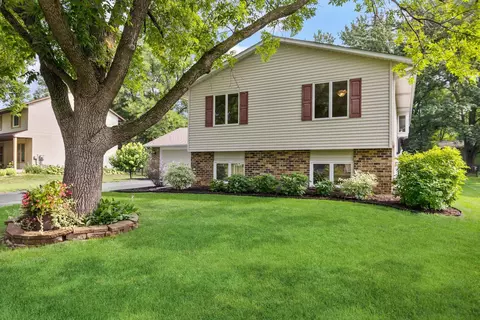 10283 Winter Pl, Eden Prairie, MN 55347