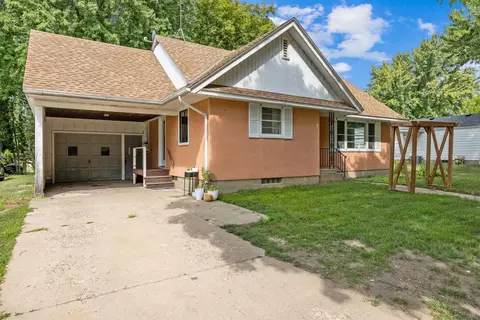 450 1st St N, Winsted, MN 55395